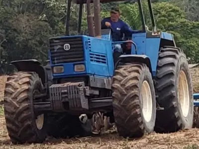 Trator New Holland 8430, Ano 1999 — foto do anúncio