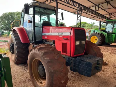 Trator Massey Ferguson, modelo 680, Ano 2002 — foto do anúncio