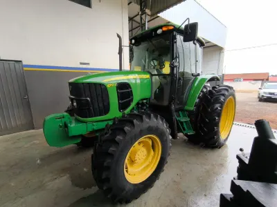 Trator John Deere, modelo 6110J, Ano 2013 — foto do anúncio