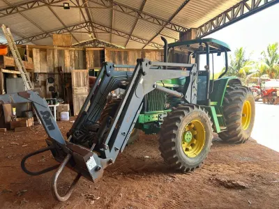 Trator John Deere, 6600, Ano 1999 com Conjunto dianteiro, Stara, PAD série ouro 2000. — foto do anúncio