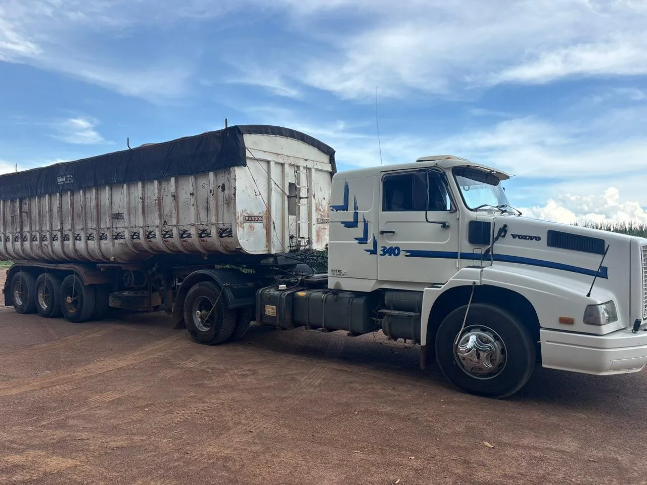 Carreta Basculante, Volvo, NL 10 340, 6X2, Ano 1999 / Reboke Caçamba, 03 eixos, Randon, Ano 2000, foto principal do anúncio
