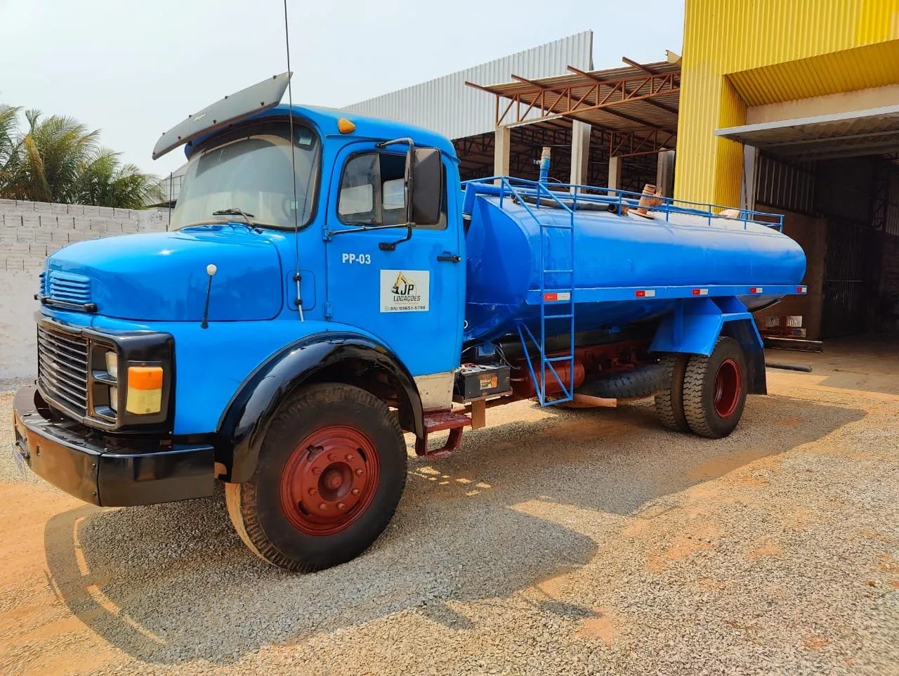 Caminhão Toco c/ Tanque Pipa 10.000 L, Mercedes-Benz 1113, Ano 1975, foto principal do anúncio