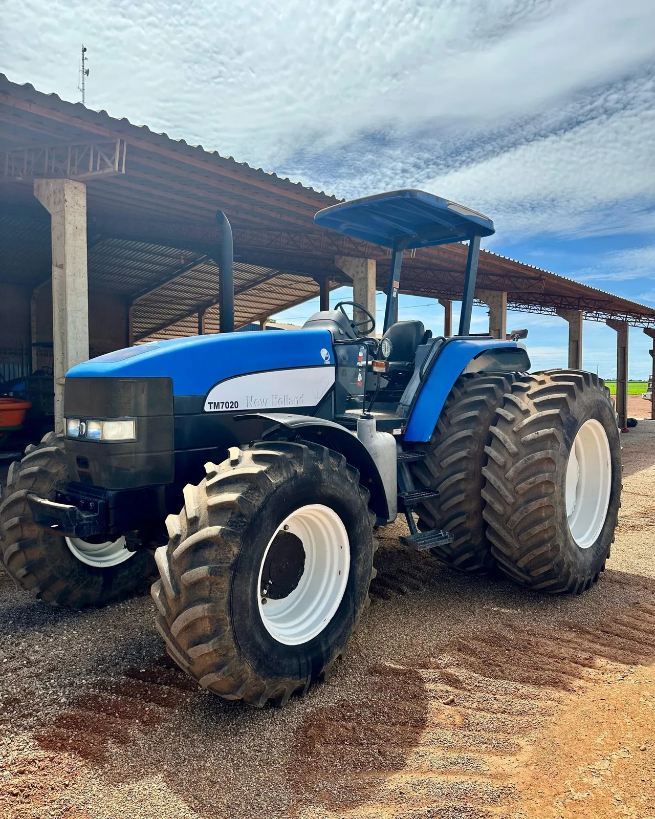 Trator New Holland, modelo TM 7020, Ano 2008, foto principal do anúncio