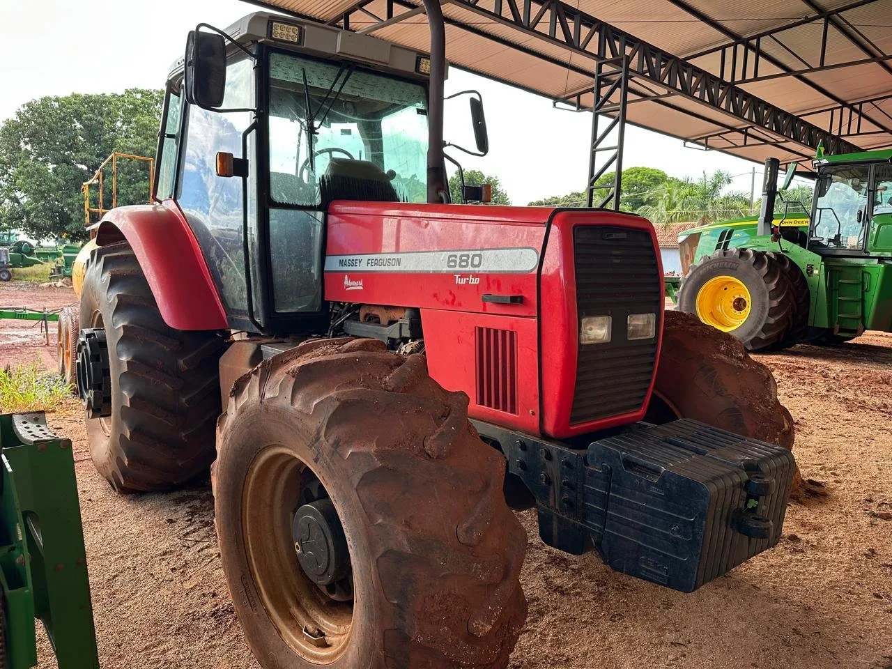 Trator Massey Ferguson, modelo 680, Ano 2002, foto principal do anúncio